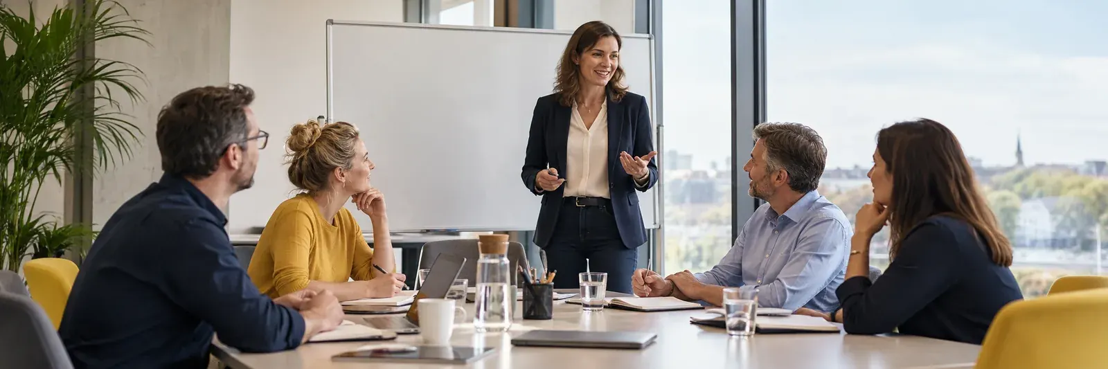 Trainerin vor einer Gruppe im Firmenseminar