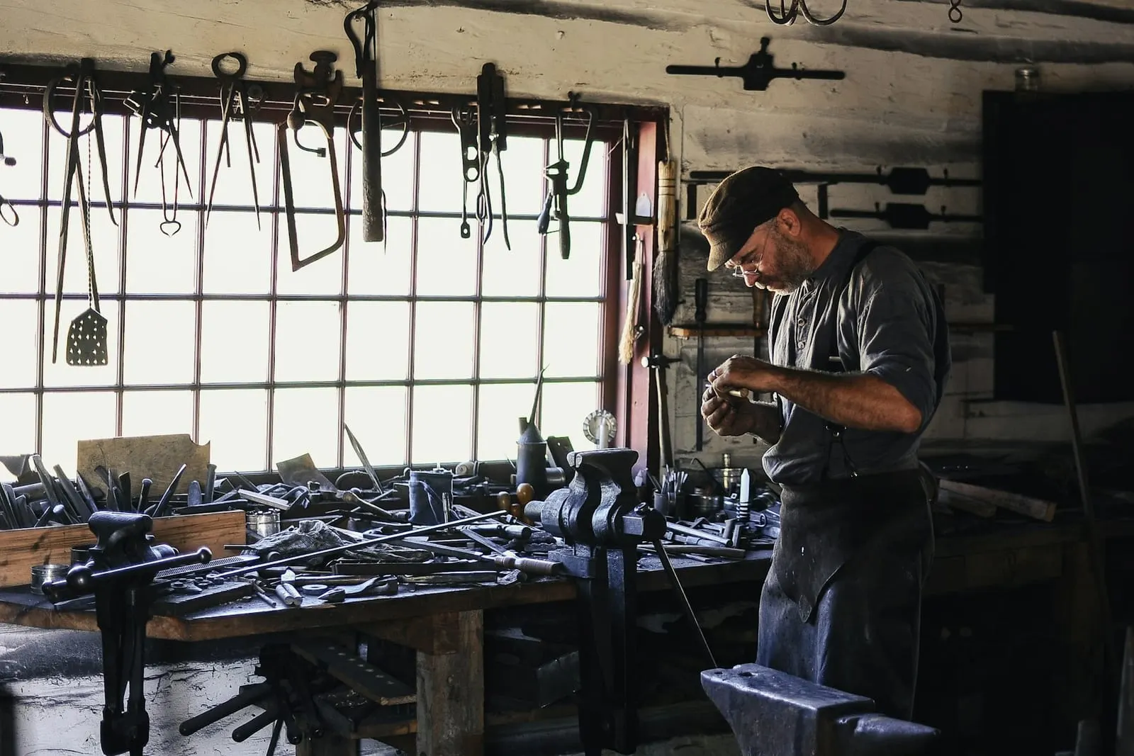Handwerker in seiner Werkstatt