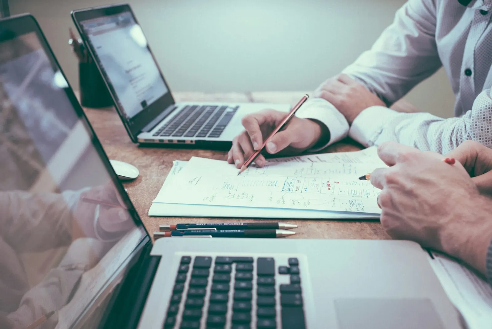 Auditvorbereitung: Prozessdokumente und Notizen am Schreibtisch
